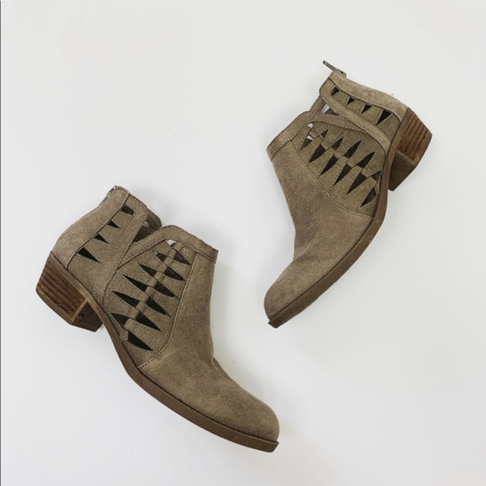 Carlos Santana Bayley Tan Ankle Booties